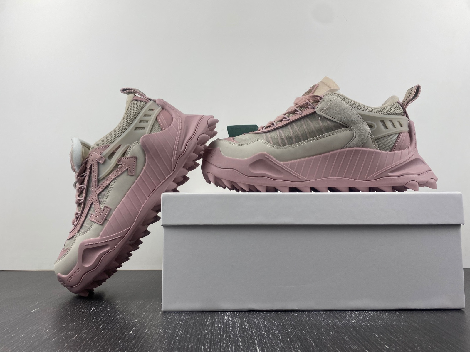 OW C/O ODSY-1000 SPORTS SHOES