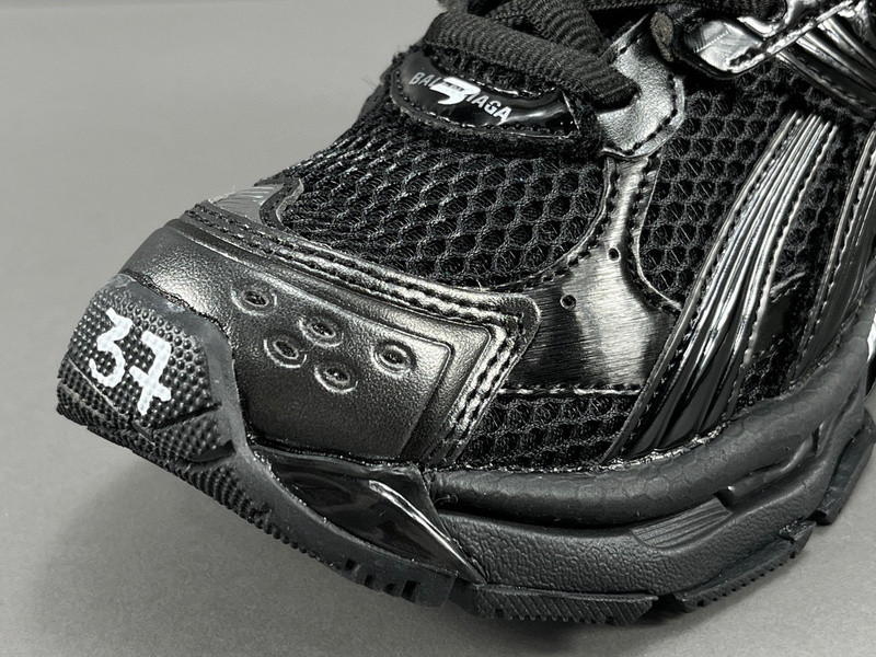 Ba*len*cia*ga runner 772767 w3rny 0135 (it’s not the same as the previous one!)