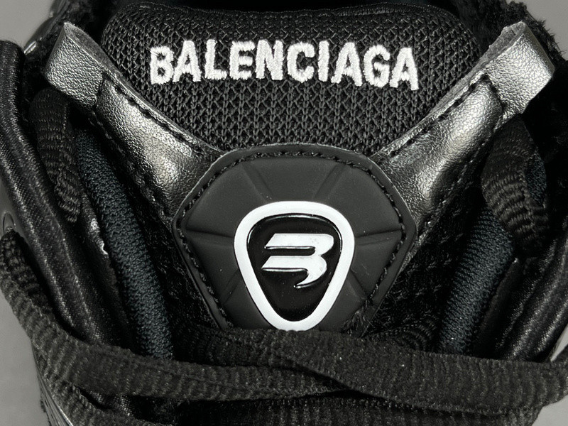 Ba*len*cia*ga runner 772767 w3rny 0135 (it’s not the same as the previous one!)