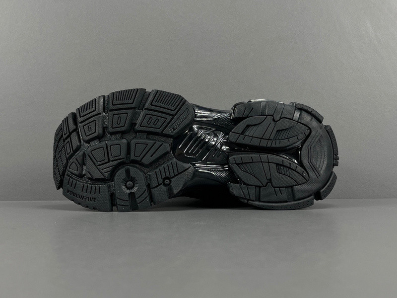 Ba*len*cia*ga runner 772767 w3rny 0135 (it’s not the same as the previous one!)