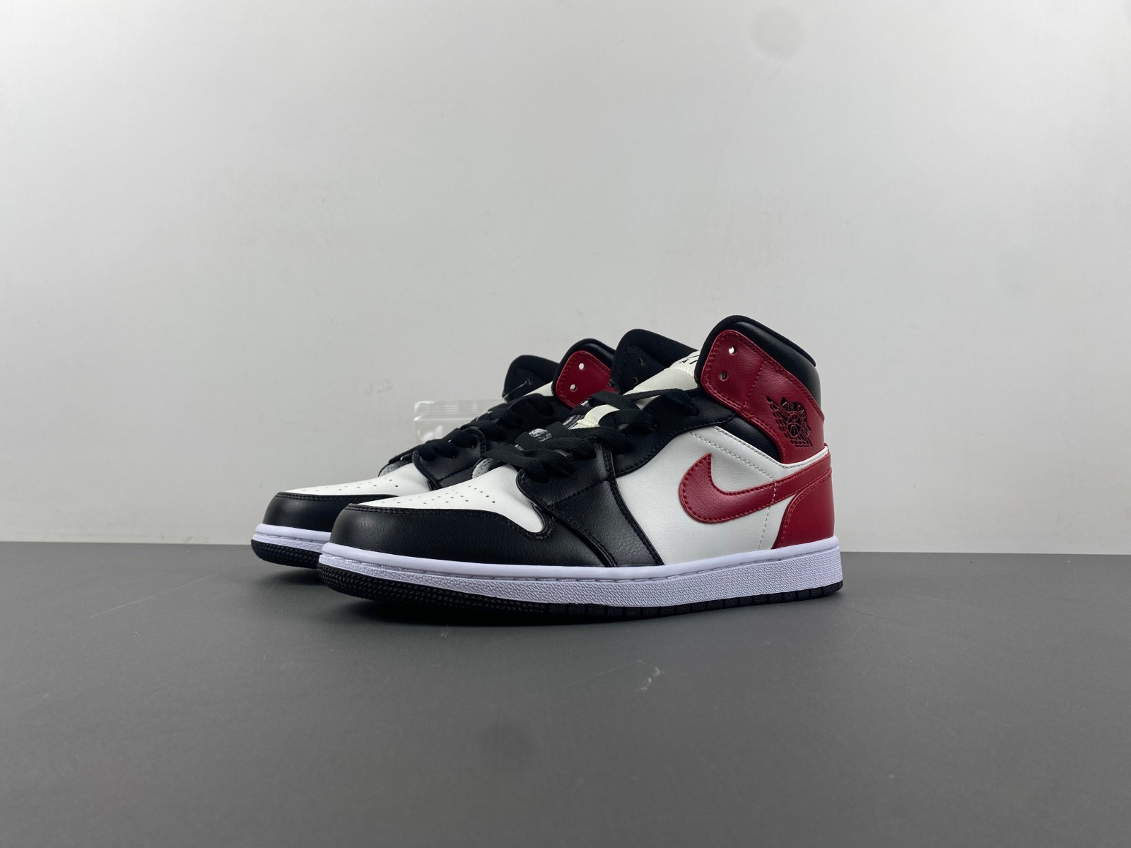 Air Jordan 1 Mid Womens Black Toe BQ6472-160